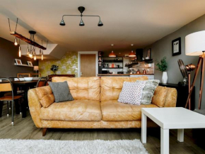 Pass the Keys Funky SA1 City Loft sleeps 4 with parking